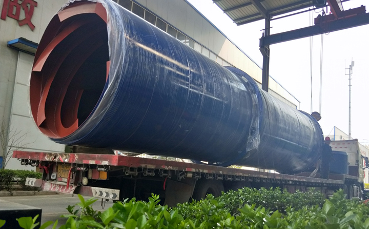 鋸末顆粒機生產線之烘干筒裝車.jpg 鋸末顆粒機生產線之烘干筒裝車.jpg