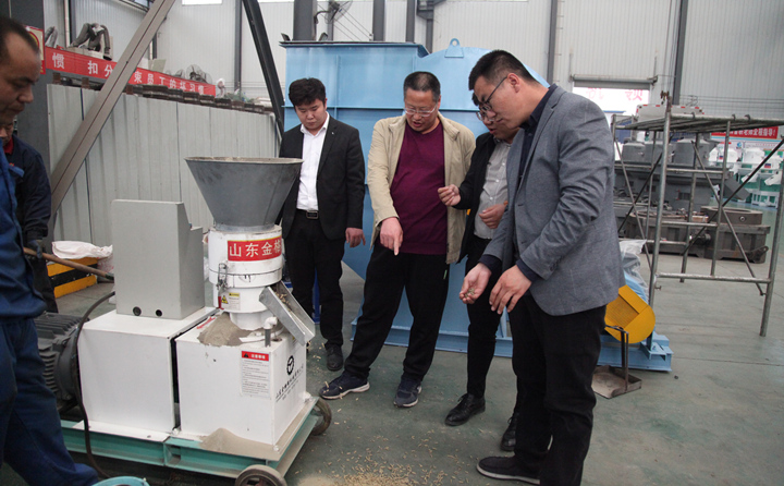 威海兩客戶前來山東金格瑞考察飼料顆粒機,現場試機.jpg 威海兩客戶前來山東金格瑞考察飼料顆粒機,現場試機.jpg