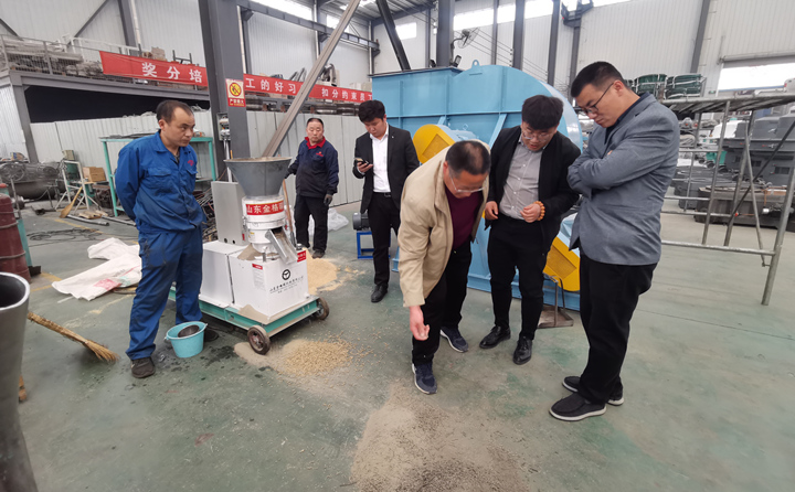 威海客戶查看飼料顆粒機顆粒質量.jpg 威??蛻舨榭达暳项w粒機顆粒質量.jpg